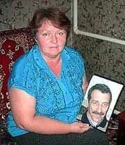 Manželka Sergeia Yatzenka z fotkou mŕtveho manžela, zdroj: Criminal Minds Wiki 